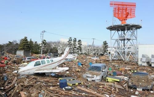 Japonya'da savaş uçakları, küçük helikopterler ve uçaklar dev dalgalara yenik düştü. Ülkenin iç kesimlerine kadar dalgalarca getirildi.