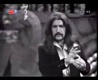 Barış Manço'nun “Bir Bahar Akşamı”na da TRT denetimi “olmaz” demişl Çünkü bir pop müzik şarkıcısı, klasik Türk müziği söyleyemezmiş!