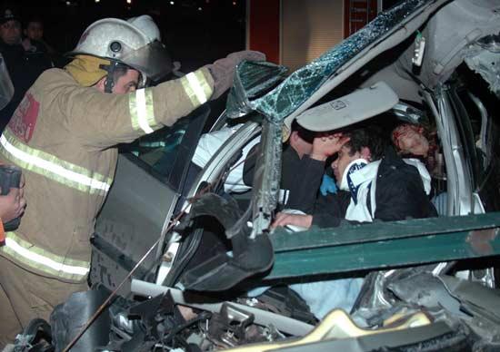 İzmir'in Balçova ilçesinde aşırı hız ve dikkatsizlik sonucu kontrolden çıkarak orta refüje çarpan araç hurdaya döndü. Aracın ve motoru aküsü yola saçıldı...
