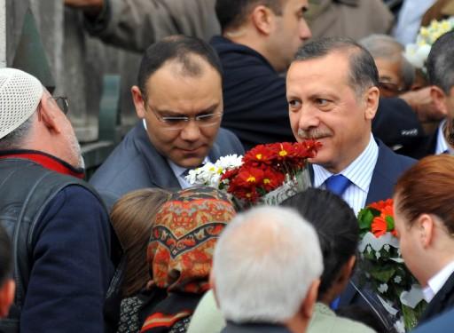 Başbakan Recep Tayyip Erdoğan eşi Emine Erdoğan ile birlikte kayınpederinin mezarını ziyaret etti.