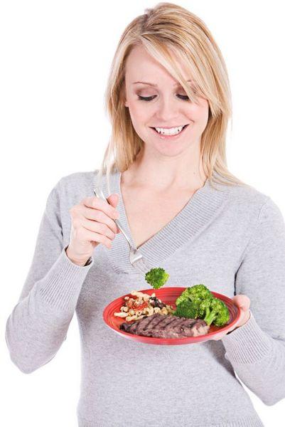 2.İdeal kiloda kalmak için akıllı beslenin İyi bir metabolizmaya sahip olmak için asla aç kalmamalıyız. Aç kaldığımızda yağ hücreleri isyan bayraklarını çeker. İştahımız açılır, metabolizmamız yavaşlar ve kas kaybederiz. Kas kaybı yaşamamak için minimum 1000 kkal almalıyız.