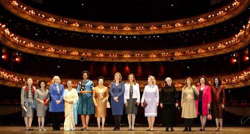 BASBAKAN ERDOGANIN ESI EMINE ERDOGAN VE G20 ZIRVESINE KATILAN DEVLET BASKANLARININ ESLERI ILE ROYAL OPERA HOUSE'TA HATIRA FOTOGRAFI CEKTIRDI