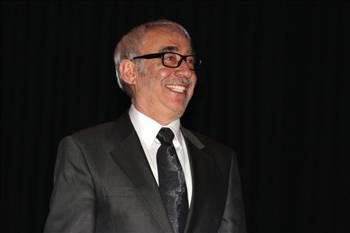 - Cinayet masası dedektifleriyle çalışmışsınız... 
- Doğru. Her mesleğin ortak vücut dili, davranış biçimi var. O ortak özellikleri yakalamaya çalıştık biz de.

- Senaryonun ilk hali çok başkaymış, hatta siz o hali daha çok sevmişsiniz.
- Evet Yavuz o ilk halini çekebilirmiş tekrar... İzlediğiniz filmde, bir kol bulunuyor, bir şeyler oluyor. İlk halinde ise olay başka yerlere gidiyordu. Yani çok daha karmaşık, girift başka yerlere dalıyorlardı. O da beni oyunculuk açısından daha çok heyecanlandırdı. Şu an Ferman karakterinde inişler çıkışlar az, minimal bir oyunculuk gerektiriyor. Öbüründe gel gitler çoktu.