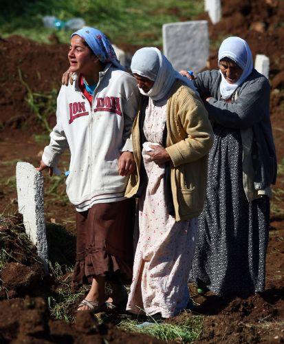 Mardin'in Mazıdağı ilçesi Bilge köyündeki saldırıda ölen 44 kişiden 39'unun cenazesinin defnedildiği mezarlıktan ağıtlar yükselmeye devam ediyor. İşte yürek burkan kareler...