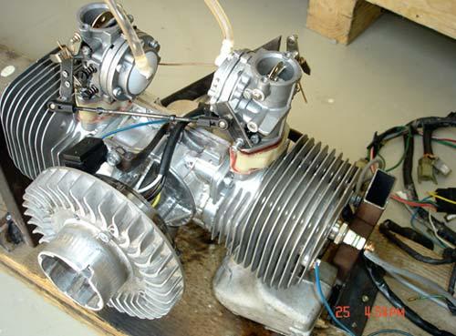 El yapımı boksör motor. Bunlar iki zamanlı, son derece basit motorlar. Parça sayısı az, verim yüksek. Düşük ağırlıklarda bile yüksek güç elde edilebiliyor.