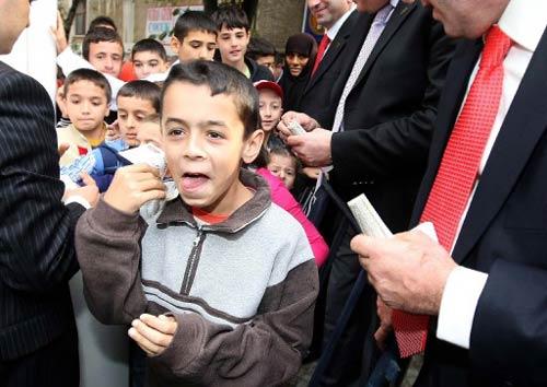 BAŞBAKAN ERDOĞAN'IN EVİNE DÖNÜŞÜNÜN ARDINDAN SOKAKTA BEKLEYEN ÇOCUKLARA KORUMALAR TARAFINDAN 5'ER YTL BAYRAM HARÇLIĞI DAĞITILDI.