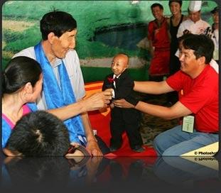 Adını Guinness Rekorlar Kitabı'na yazdıran Khagendra Thapa Magar adlı 17 yaşındaki Katmandulu genç adam kimsenin sahip olmadığı iki unvana birden sahip