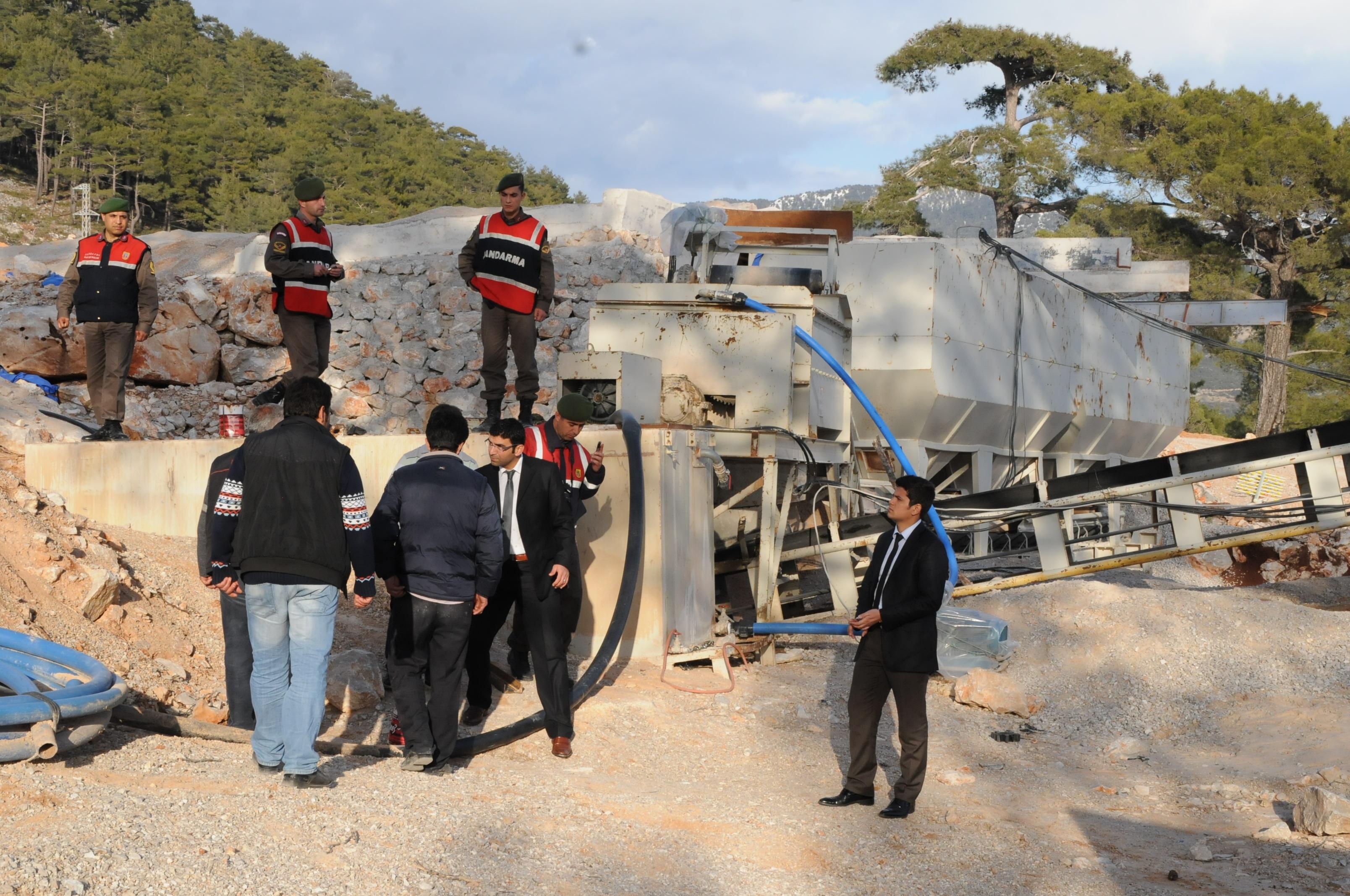 Fethiye’nin Kemer Beldesi'ne bağlı Bayır Köyü'nde bir inşaat firmasına ait şantiyede çalışan Tahir Yılmaz, asfalt malzemesi üreten bent mikserinin su vanasını açmak istedi. Bu sırada dengesini kaybeden Yılmaz, koruma kapakları açık olan mikserin içine düştü.