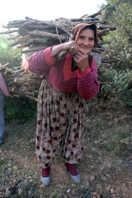 Hakkari'nin Çukurca ilçesi Narlı köyünde yaşayan ve kış mevsiminde yakacak alamayacak durumda olan köylüler de hiçbir tehlikeye aldırış etmeden dağlık arazide topladıkları odunları çuvallara doldurarak evlerine taşıyor.