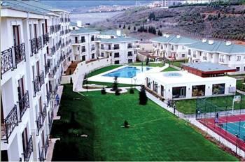 ELİT YAŞAM KONUTLARI
Delmar Yapının İstanbul Kurtköyde inşa ettiği Elit Yaşam Konutları, 12 blokta 88 konuttan oluşuyor. 68 ile 248 m2 arasında 1+1den 5+1e kadar farklı daire, dubleks ve villa seçenekleri, 159 bin lira ile 490 bin lira arasında satışa sunuluyor. Projenin yüzde 81i yeşil alan olarak ayrılmış. 24 saat özel güvenlik hizmeti sunulan ve oturuma hazır olan sitede, tenis kortu, basketbol ve voleybol oynanabilen çok amaçlı spor sahası, fitness merkezi ve özel jogging parkuru, açık ve kapalı yüzme havuzları, sauna ve Türk hamamı gibi sosyal olanaklar bulunuyor.
Web: www.elityasamkonutlari.com
Tel: 0216 482 70 70