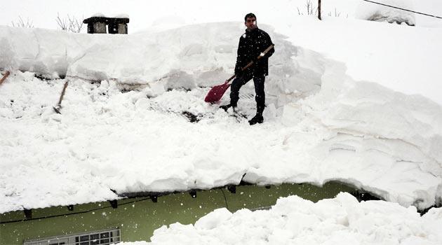 Yağan karın kalınlığına ve ağırlığına dayanamayan Bitlis'in bazı eski tarihi evleri, Bitlis Emniyet Müdürlüğü'ne ve Güroymak Yatılı Bölge Okulu (YİBO)'na ait 2 kapalı halı saha üzerlerine biriken kardan dolayı çöktü.