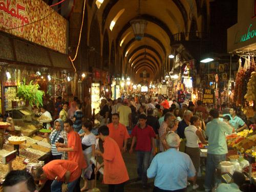 Dünyanın en eski ve en büyük alışveriş merkezleri olan Kapalıçarşı ve Mısır çarşısı mimari yapısı ve restorastonu ile ziyaretçileri büyülüyor.