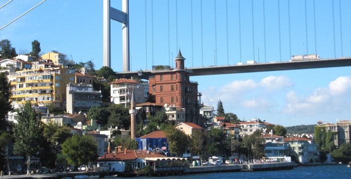 10- Ali Pertek Camii: Bulunduğu yere, Rumeli Hisarı'na yakışır bir cami. Hisar gibi, etrafın kalın ve yüksek taş duvarlarla örülü. Bu duvarların arasında, 70 cm'lik dar bir geçitten giriliyor camiye. Klasiğin dışında, küçük ama görkemli bir yapı olduğunu söyleyebiliriz. 1712 yılında yapılmış. Öğle ezanı sırasında bu camideydik. İmamı ve tek kişilik cemaati dışında kimseler yoktu kubbesinin altında.