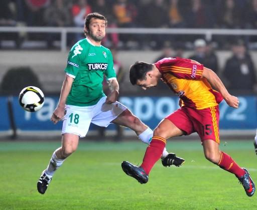 Galatasaray ilk yarısını 2 farklı önde kapattığı maçın ikinci yarısında oldukça zorlandı. Maç fazlasıyla 3. sıraya yükseldi.