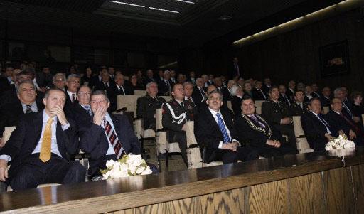 Geçtiğimiz hafta tartışmaların odağı haline gelen Anayasa Mahkemesi, bugün önemli bir yemin törenine ev sahipliği yaptı. Törende, Gül, Erdoğan, Toptan'ın yanı sıra önemli isimler vardı.