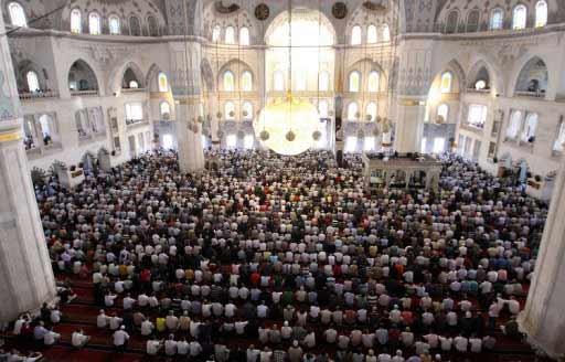 Ramazanın bitmesine bir gün kala kılınan son cuma namazında, camilere sığmayan vatandaşlar, caddelere serdikleri seccadelerde ibadetlerini gerçekleştirdi. Yurttan cuma manzaraları:
