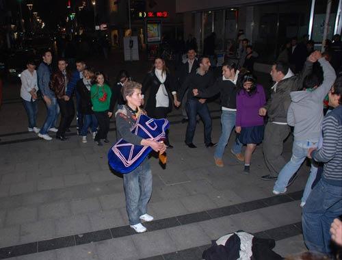 Karşıyaka'da, kafede horon teperek gürültü yaptıkları öne sürülen işletmeci ile üniversiteli bir genç polis tarafından gözaltına alındı. Poyraz Karadeniz Gençlik Derneği Başkanı Selahattin Türüt "polis tabii ki görevlerini yapacak ama kişilerin suçlu muamelesini doğru bulmuyoruz" dedi. Türüt, dernek üyeleri ile birlikte yaşananları protesto için müzik eşliğinde horon tepti. (Arif Çayan/İzmir-İHA)
