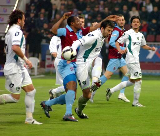 Trabzonspor şampiyonluk yarışında önemli bir yara aldı ve kendi sahasında Denizlispor'a 2-0 yenilmekten kurtulamadı. Trabzonspor'da büyük üzüntü yaşanıyor, denizli sevinçten uçuyor