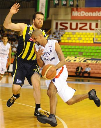 Beko Basketbol Ligi'nde play-off final serisinin ilk maçında Fenerbahçe Ülker, Efes Pilsen'i 68-60 yenerek, 1-0 öne geçti.