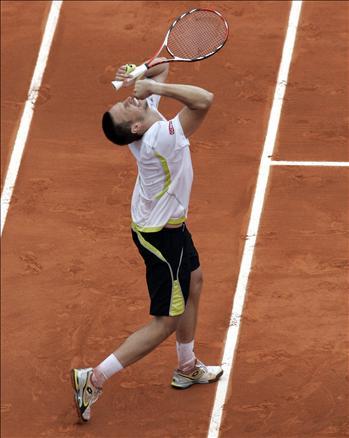 Pariste Roland Garros santrkortunu dolduran on binlerce seyirci, tarihi bir maça tanıklık ettiler ve Nadalın Fransa Açıka tarihi vedasını seyrettiler. 1 Numara Nadal sürpriz bir şekilde elendi