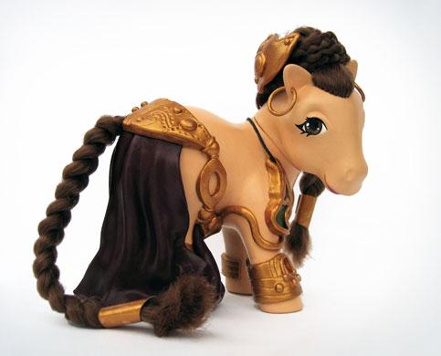 My Little Pony ---
Düğmesine basıldığında hareketler yapan minik oyuncak bir at olan My Pretty Pony 1981’de üretildi. Ardından, 1982’de Hasbro’nun uzun adımlarla ilerleyebilen çeşidi de, tıpkı My Little Pony gibi, her yerde küçük kızların ellerine geçmişti. Onlar artık bir markaydı.