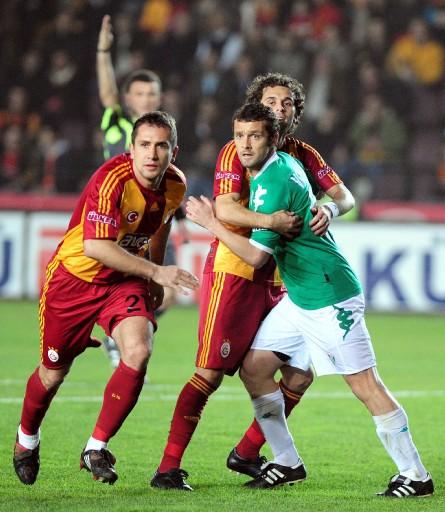 Galatasaray ilk yarısını 2 farklı önde kapattığı maçın ikinci yarısında oldukça zorlandı. Maç fazlasıyla 3. sıraya yükseldi.