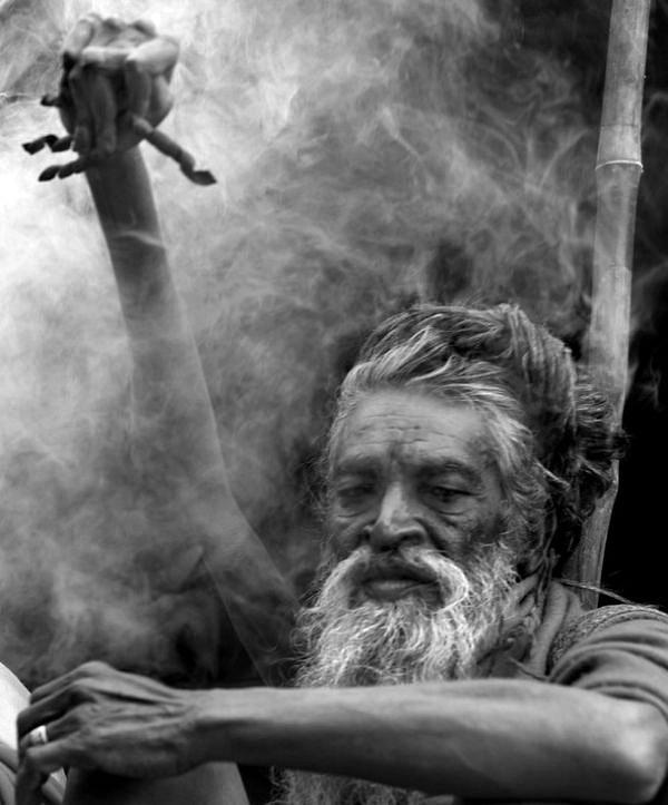 Mahant Amar Bharti Ji bundan neredeyse 40 yıl önce Hindu tanrısı Shiva için sağ kolunu havaya kaldırdı.Çektiği tüm acıya ve kolundaki deformasyona rağmen kolu hâlâ havada...