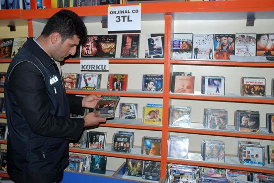 İstanbul Emniyet Müdürlüğü, korsan CD ile mücadele kapsamında Beylikdüzü'nde 12 ayrı noktaya eşzamanlı operasyon düzenledi. 100 bine yakın CD'nin ele geçirildiği operasyonda, korsan CD satanların çalışma yöntemleri de ortaya çıktı.