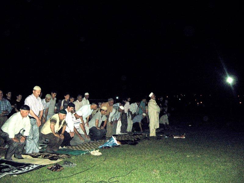 Vatandaşlardan gelen talebi değerlendiren Müftülük Ramazan ayı boyunca teravih namazlarının stadyumda kılınmasını onayladı ve bir de İmam tayin etti.
