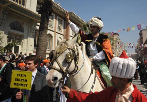 471. Uluslararası Mesir Festivali kapsamında, kortej yürüyüşü ve mesir macununun saçım töreni yapıldı. Mesir macunu saçımı sırasında izdiham yaşanırken, Osmanlı padişahlarını canlandıran oyuncular,geçmiş hakkında kısa bilgiler verdi.