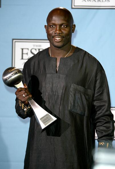 GEORGE WEAH: Milan, Monaco ve Paris Saint Germain'in efsanevi golcülerinden Liberyalı George Weah ise 2005'te Devlet Başkanlığı'na aday oldu.
14 yıl süren iç savaşın harabeye çevirdiği ülkesinin devlet başkanı olmak için seçim kampanyasına başlayan Weah, ilk turda en fazla oyu alan iki adaydan biri olarak ikinci tura kaldı. Ancak, ikinci turda oyların yüzde 59,4'ünü alan Ellen Johnson-Sirleaf, devlet başkanı seçildi.
Weah, Ellen Johnson Sirleaf'in geçen hafta 2011 Nobel Barış Ödülü'ne layık görülmesinin ardından yaptığı açıklamada, Sirleaf'in bu ödülü kazanmasına tepki göstererek, ''O bunu hak etmedi. Ödülü kazandı, ancak niçin kazandığını bilmiyorum'' diye konuşmuştu.
2005'teki seçimi kazanamamasına rağmen siyaset sahnesinden inmeyen Weah, bu yılki Devlet Başkanlığı seçiminde de muhalefetin adayını destekleyeceğini açıklamıştı.