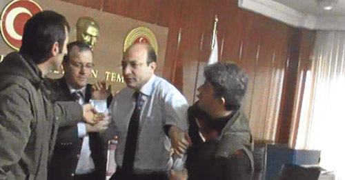 Erzincanlı gazetecinin kitabı eski Başsavcı İlhan Cihaner'in gizli sorgu odasını gün yüzüne çıkardı. Cihaner'in gözaltına alınma anının fotoğrafları da ortaya çıktı.