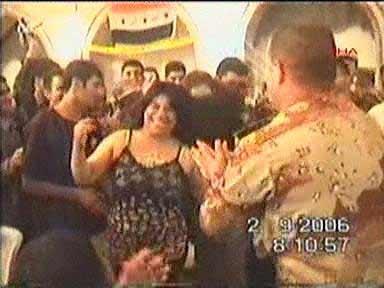 Saddam Hüseyin'in Tikrit'teki sarayında felekten bir gece çalan Amerikalı askerler ve Kürt peşmergeler Kürt ve Arap kadınlarla böyle eğleniyorlar...