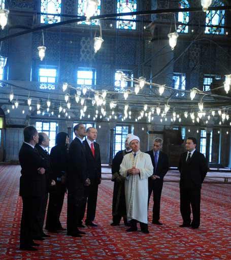 ABD Başkanı Barack Obama, Başbakan Recep Tayyip Erdoğan ile birlikte Ayasofya Müzesi'ni ve Sultan Ahmet Camii'ni gezdi.