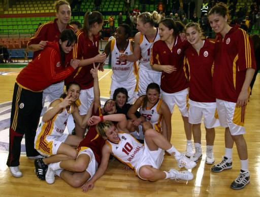 Basketbolda FIBA Avrupa Kupası yarı final rövanş maçında Galatasaray, Rusya'nın Dinamo Kursk takımını 62-39 yenerek finale yükseldi.