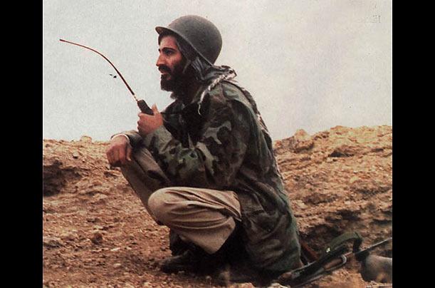 Usame bin Ladin Afganistan'da. Sovyetler Birliği Marksist hükümeti desteklemek için 1979 yılında Afganistan'ı işgal ettiğinde İslamcı direniş hareketine katıldı.