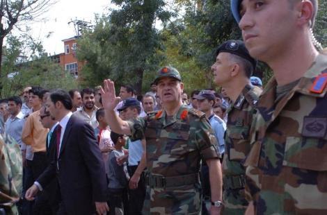 Genelkurmay Başkanı Orgeneral İlker Başbuğ, Van'ın Cumhuriyet Caddesi'nde vatandaşların sevgi gösterileriyle karşılandı.