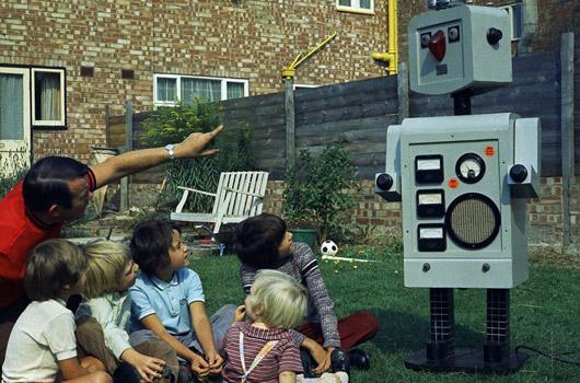 <strong>9. Yıl 1973, robotlar İngiltere'de...</strong><br><br>
1973 -> O mu Dr.Who'ya ilham verdi yoksa tersi mi gerçekleşti bilinmez ama İngiltere'nin teknoloji dünyasına armağanı Robbie isimli bu robot, üzerindeki analog göstergeleri bir kenara bırakırsak çocukların eğitimine yardımcı olmak gibi zamanının ötesinde bir beceriyle donatılmıştı.