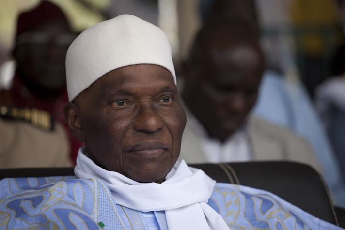 &Uuml;lkede isyanın bini bir para. Halkın onun gitmesi i&ccedil;in sokaklarda... Ama 
Senegal Cumhurbaşkanı Abdoulaye Wade,  aleyhindeki t&uuml;m itirazlar ve &uuml;lke &ccedil;apındaki protestolara rağmen &uuml;&ccedil;&uuml;nc&uuml; kez koltuğa oturmakta kararlı ve halk arasında destek arıyor. <br><br>Destek gezileri sırasında uyandırdığı izlenim, "Bu adamın bu kolktuktan kalkmaya hi&ccedil; niyeti yok" dedirtiyor.
<br><bR>
Wade'nin olası rakiplerinden birinin de Grammy &ouml;d&uuml;ll&uuml; şarkıcısı ve THY'nin Senagalli reklam y&uuml;z&uuml; Youssou N'Dour olması bekleniyor.
<br>(Haber 7 - <b>Fotoğraflar:</b> Abaca)