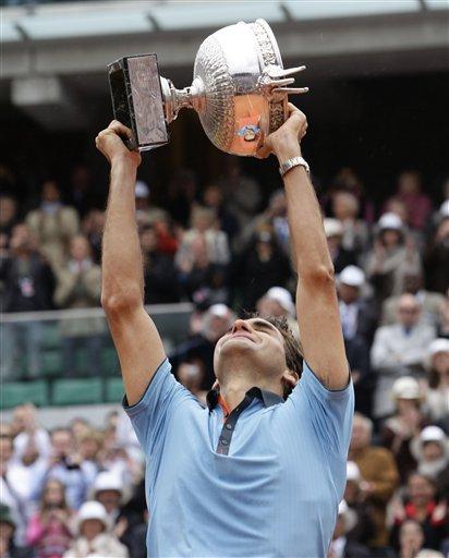 Roland Garros'u hiç kazanamamış 13 Grand Slam şampiyonu Roger Federer, hayatının en büyük hayalini gerçekleştirip daha önce 3 kez finalde Nadal'a yenildiği Fransa Açık'ta şampiyon oldu...
