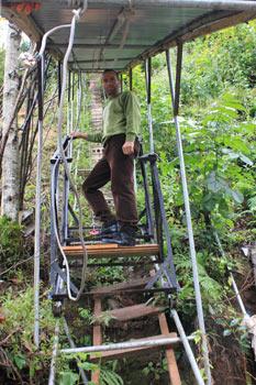 Raylı Asansör: Rizeli Kesti evini bu yamaca yapma hikayesini şöyle anlatıyor "Yolun üzerinde ev yapsaydım günde bir saat güneş görecekti. Bu tepe ise sürekli güneş görüyor. Eve normal yollarla çıkmak mümkün değil. Çok dik. Ama kendim tasarladığım bu sistem ile eve çok kolay ulaşabiliyoruz. Kış aylarında burada 2-3 metre kar yağar. Bu tüner sayesinde evin yolu da sürekli açık kalacak"