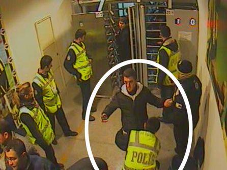 F.Bahçe, Sivasspor ile yaptıkları maçta, tribünde çıkan kavgada iki kişiyi bıçaklayan şahsın, güvenlik kameraları fotoğraflarını yayınladı. Kulüpten şok bir açıklama daha geldi.