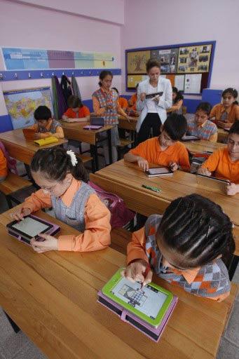 MEB, Başkentteki 3 ilköğretim okulunda, öğrencilerin üretmesini ve teknolojinin yaygınlaşmasını sağlayacak aktif bir sanal eğitimin gelişebilmesi için 'elektronik kitap' uygulaması başlattı.