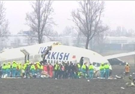 Türk Hava Yolları'na ait uçak, Hollanda'nın Amsterdam kentinde Schiphol havaalanına inerken yere çakıldı.