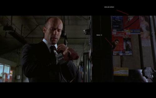 İsmail YK ve Müslüm Gürses'in afişleri Transporter 3'ün bir karesinde böyle görüntü