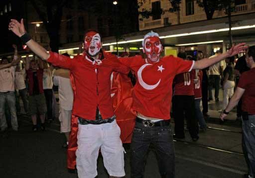A Milli Takımın zaferi vatandaşı sokağa döktü