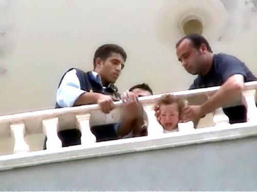Nazihe Durudelen. Konya Seydişehir'de 6. kattaki evinin balkonunda başını sıkıştırınca itfaiye yetişti.