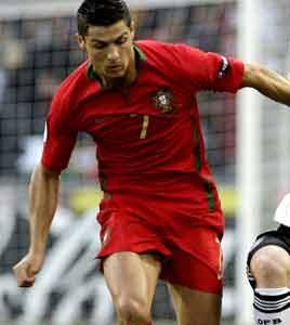 Şutta birinci: Ronaldo. Portekizli Christiano Ronaldo şut atmak konusunda birinci. Sadece bir maçta dört tane şutu var Portekizli yıldızın.