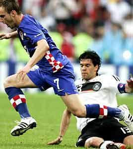 En sert: Michael Ballack. Alman Michael Ballack ise Behrami’nin tersine sadece bir maçta 14 faul yaparak, turnuvanın en sert oyuncusu oldu. Ayrıca 46,27 kilometre ile turnuvada en çok koşan ikinci oyuncu.