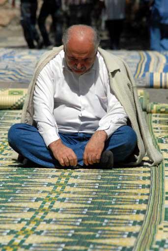 11 ayın sultanı Ramazan'ın ilk cuması nedeniyle milyonlarca müslüman camilere koştu.